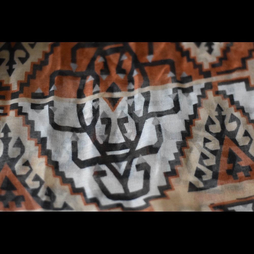Scarf- Aztec print - Picture 4 of 5